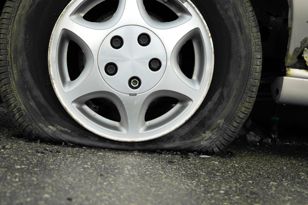 Por que não fabricam pneus maciços, que não furam?