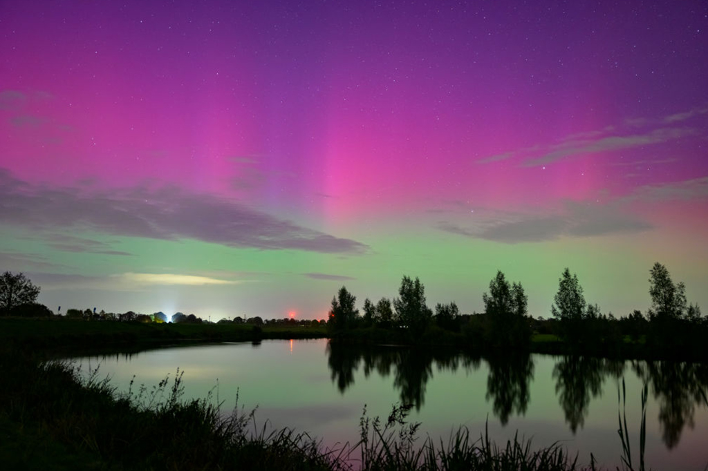 Aurora boreal no céu noturno sobre o rio Vecht em Overijssel.10 de outubro em Dalfsen, Holanda.