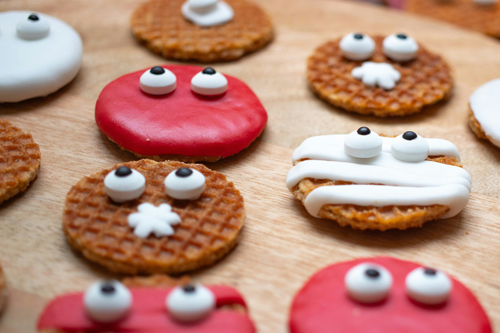 Imagem de cookies assados e estilizados com olhos para o halloween.