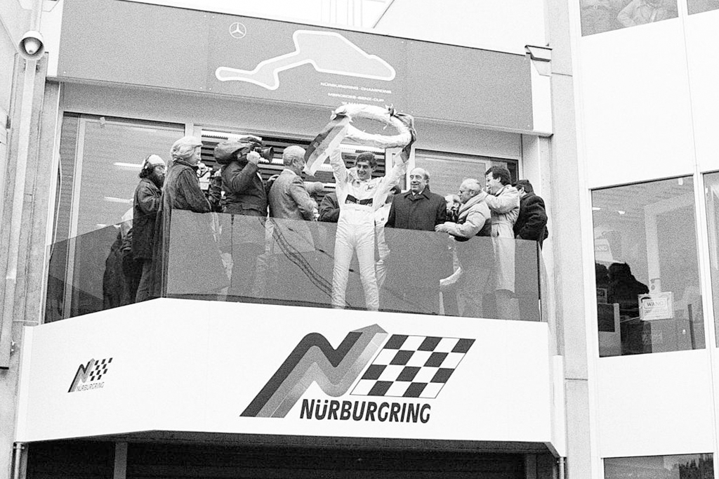 Foto do Senna comemorando a vitória na corrida da Mercedes-Benz.