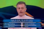 Imagem do apresentador Luciano Huck apresentando a pergunta que valia prêmio de R$ 100 mil no quadro 'Quem Quer Ser um Milionário': 'Capaz de atingir 230 decibéis, qual é o animal mais barulhento do mundo? A: Morcego-bulldog; B : Baleia cachalote C: Camarão-pistola D: Bugio.