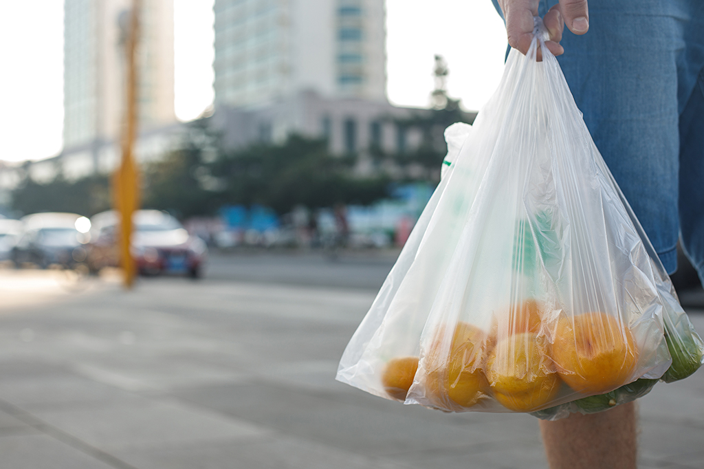 Cobrar por sacolinhas nos mercados aumenta venda de sacos de lixo