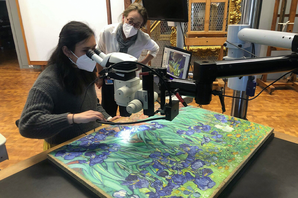 2511-flores-de-van-gogh–layout_site(2) Pesquisadoras do Getty Museum analisam obra Irises, de Van Gogh.