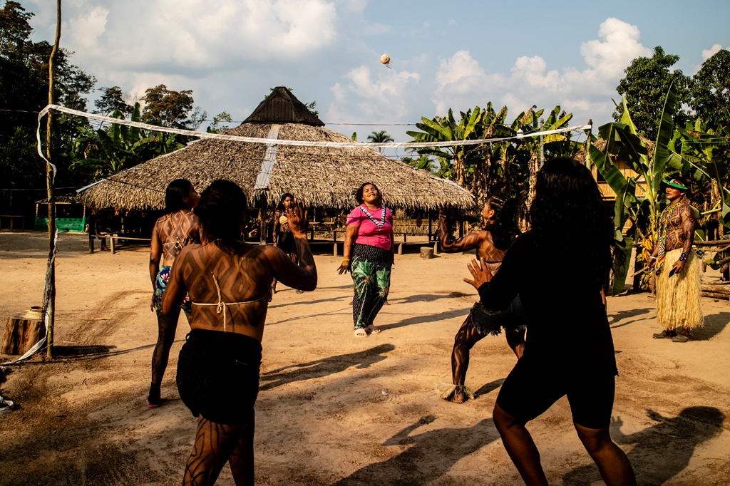 SI_469_Ayahuasca_3 Foto de turistas jogando vôlei indígena com uma peteca feita de palha.