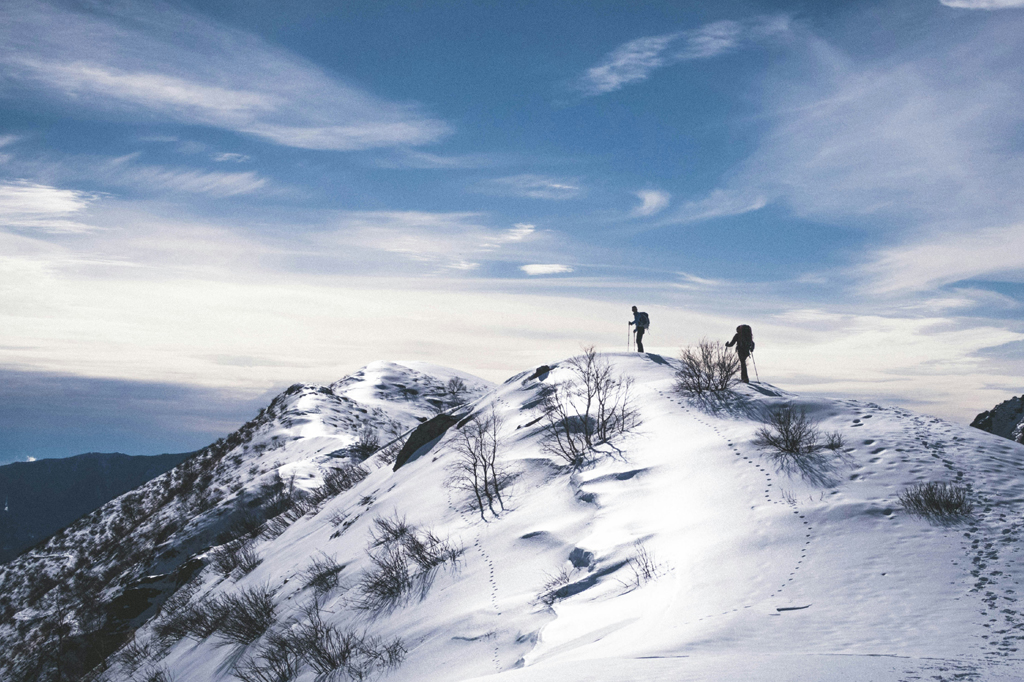 Se o céu está mais perto do Sol que o chão, por que é frio lá em cima?