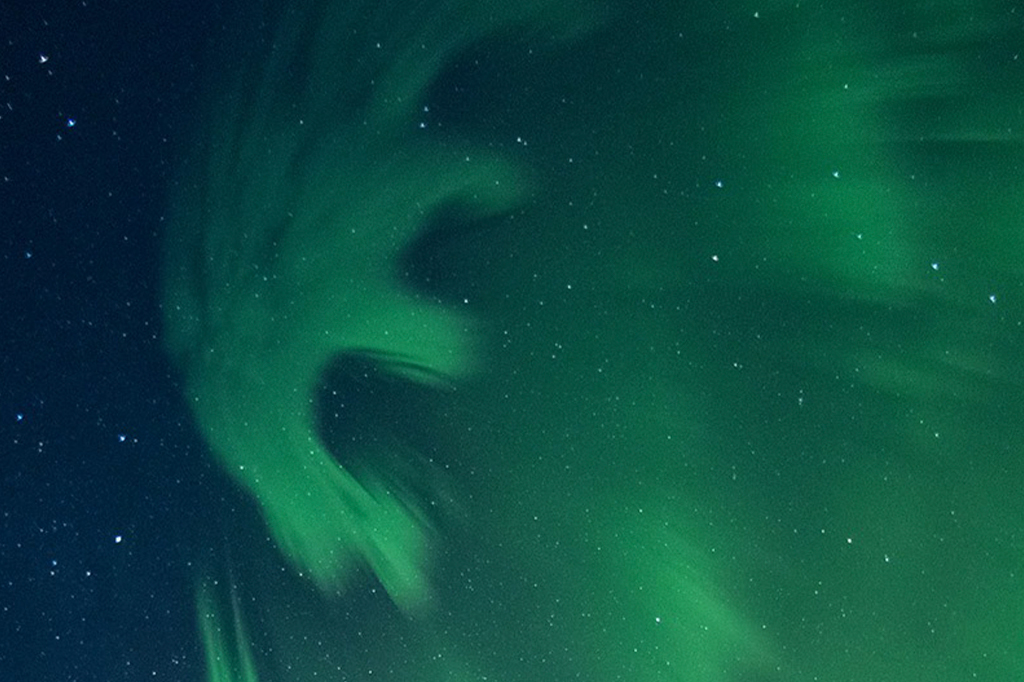 O que é uma anti-aurora, fenômeno que criou um “E” no céu do Alasca