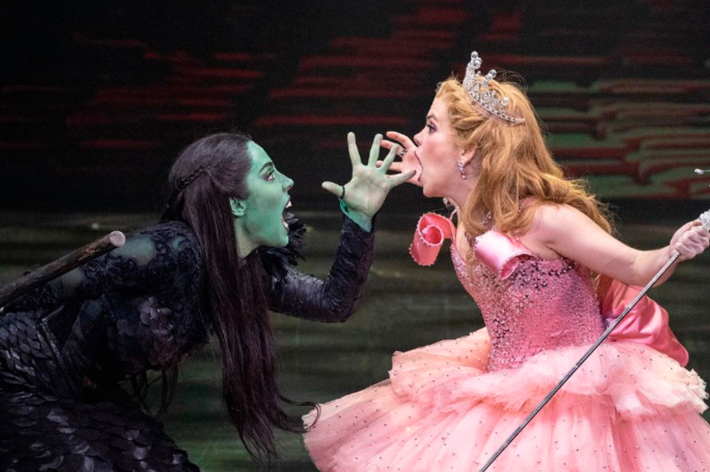 Foto da Elphaba e da Glinda do musical no Brasil.