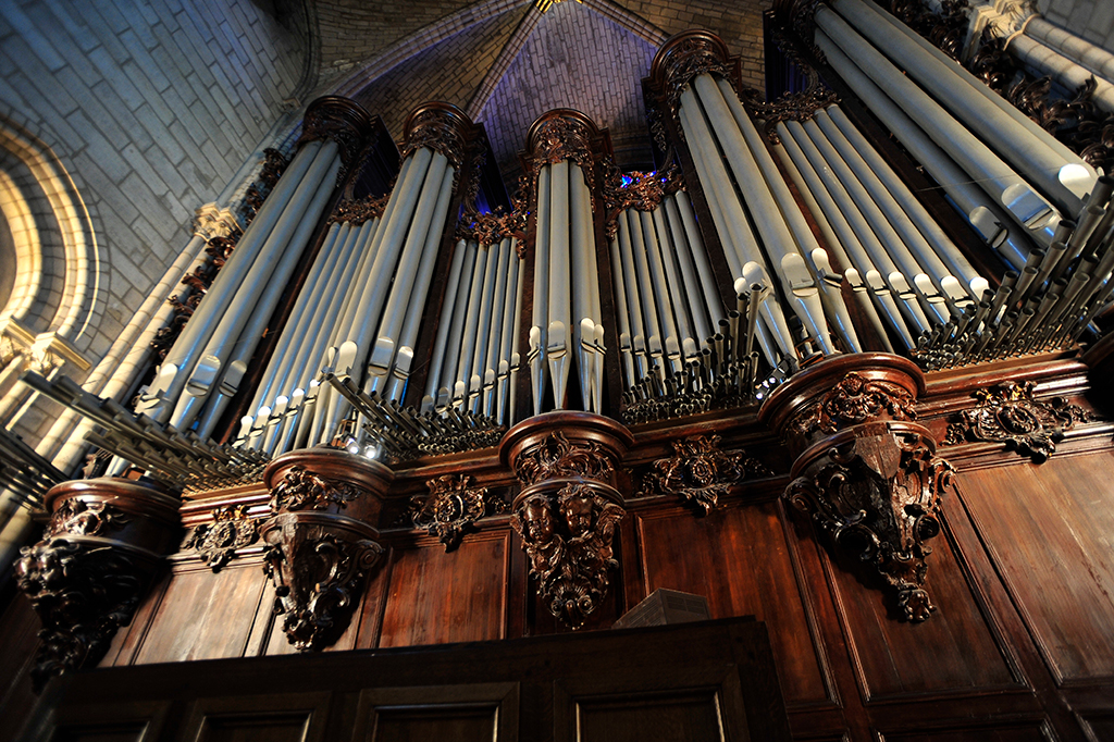 Foto do órgão na catedral de Notre-Dame de Paris.