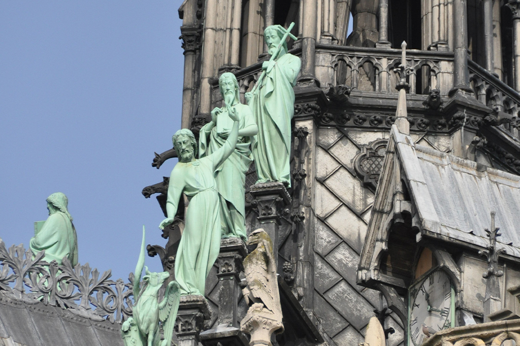 Estátua dos apóstolos ao pé da torre.