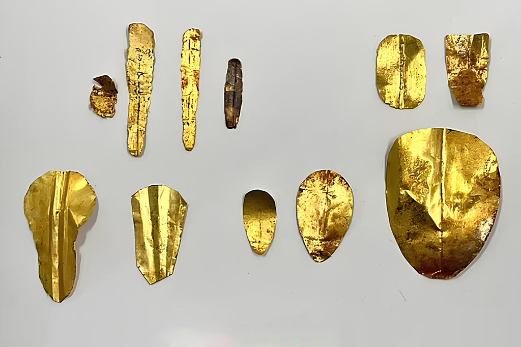 Foto de 13 línguas e unhas douradas adornando múmias enterradas em tumbas de 2.000 anos no Egito.