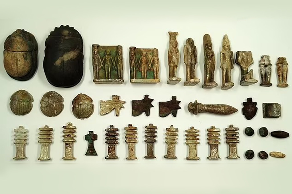 2212-Mumias-layout_site1 Fotos doa outros artefatos “de grande valor”, amuletos e estatuetas de divindades.