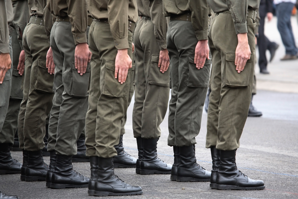 Uma mulher trans é convocada em caso de guerra?