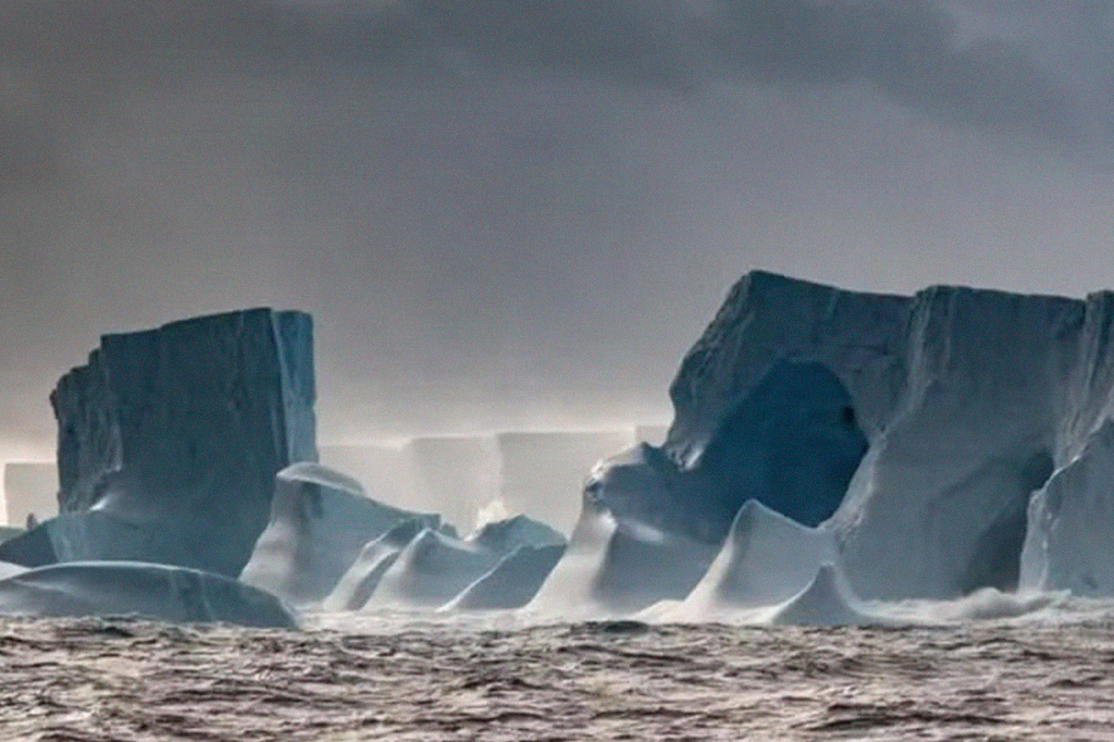 Maior iceberg do mundo voltou a ficar à deriva após décadas encalhado