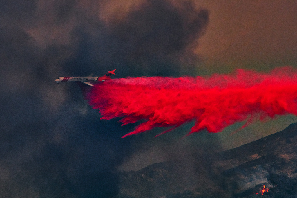 Incêndios em Los Angeles: como funciona o pó colorido usado pelos bombeiros?