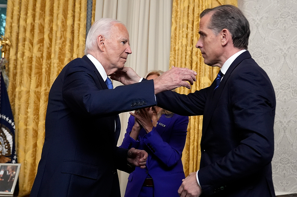 Fotografia do Ex-Presidente Biden na Casa Branca com seu filho.