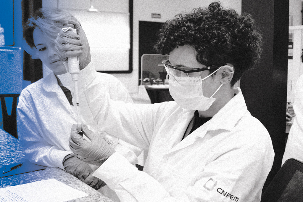 SI_471_Fábrica_de_cérebros_4 Imagem de dois estudantes, em um laboratório, utilizando uma seringa.