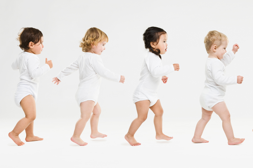 Imagem de quatro bebês andando em fila.