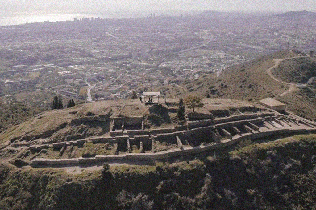 0103-crânios-layout_3site Fotografia do sítio arqueologico da Idade do Ferro de Ullastret, na Espanha.