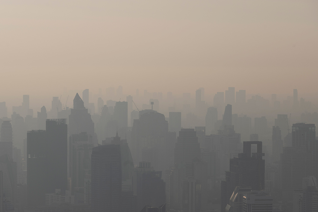 Fotografia do ar poluido de uma cidade. Céu cinza opaco como uma nuvem de fumaça espessa,