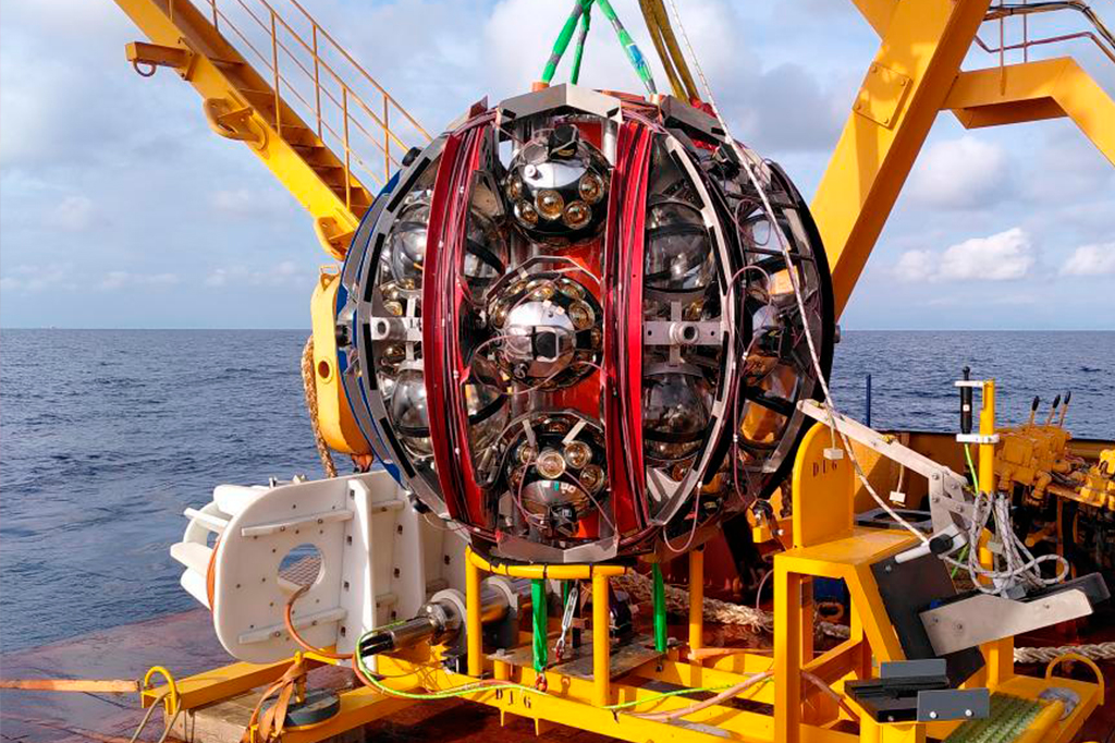 Fotografia de uma unidade de detecção do Telescópio de Neutrinos do Quilômetro Cúbico, ou KM3NeT, antes de ser baixada até o fundo do oceano no Mar Mediterrâne.