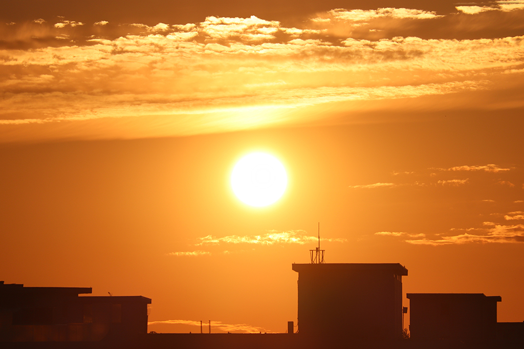 Fotografia do sol está nascendo em um dia quente de verão.