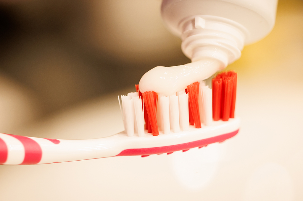 Os micróbios escondidos em nossas escovas de dentes