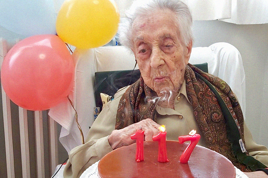 Fotografia da super centenária catalã Maria Branyas Morera soprando velas de um bolo por ocasião do seu 117º aniversário, em 4 de março de 2024.