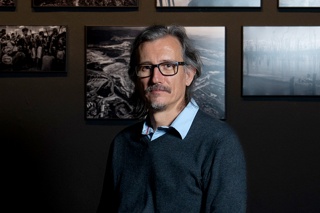 Foto retrato do fotógrafo brasileiro Lalo de Almeida.