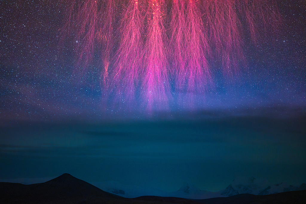 A foto, intitulada Cosmic Fireworks. Raios rosas no céu noturno do Himalaia