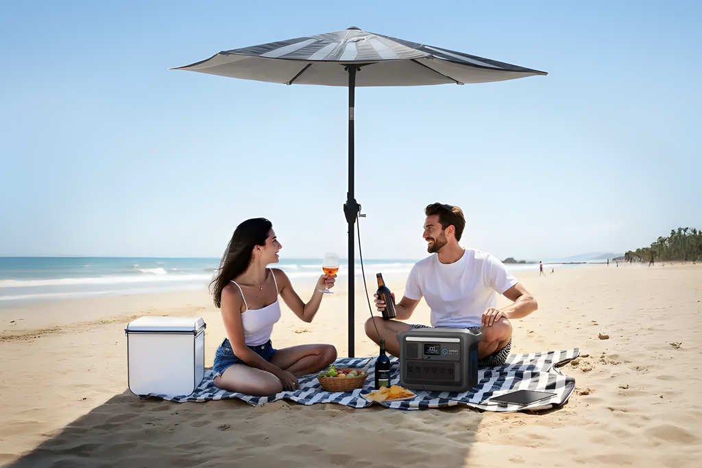SI_473_Tech_Guarda-sol_solar Imagem de uma casal na praia debaixo de um guarda-sol.