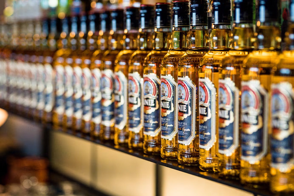 Aquavit: conheça a bebida nórdica que atravessa a Linha do Equador duas vezes para ser feita