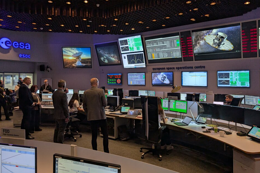 0104-Gaia-layout_site1 Fotografia dos comandos finais sendo enviados para Gaia a partir da sala de controle principal do Centro Europeu de Operações Espaciais da ESA em 27 de março de 2025