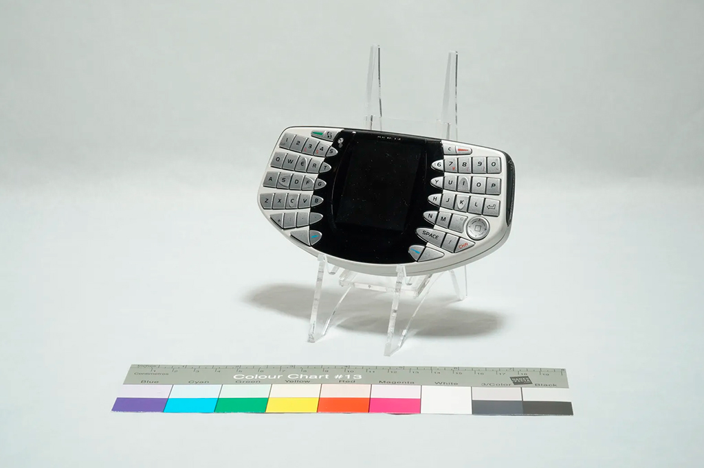 0204-Nokia–layout_site1 Fotografia do telefone multimídia branco, cinza e preto, modelo desconhecido