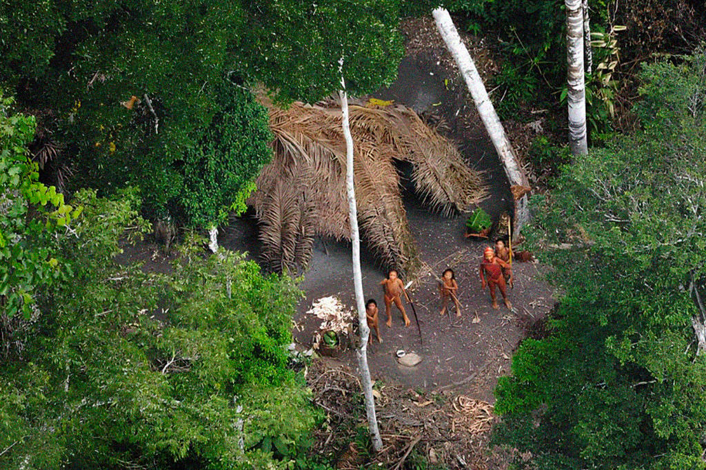 Povo isolado na Amazônia brasileira, perto da fronteira com o Peru.