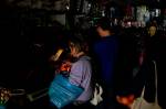 Fotografia de pessoas fazem compras de supermercado em uma loja escura, usando seus celulares como lanterna durante uma queda de energia generalizada que atingiu a Espanha e Portugal.