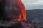 Fotografia de duas fontes de lava no cume do Kilauea.