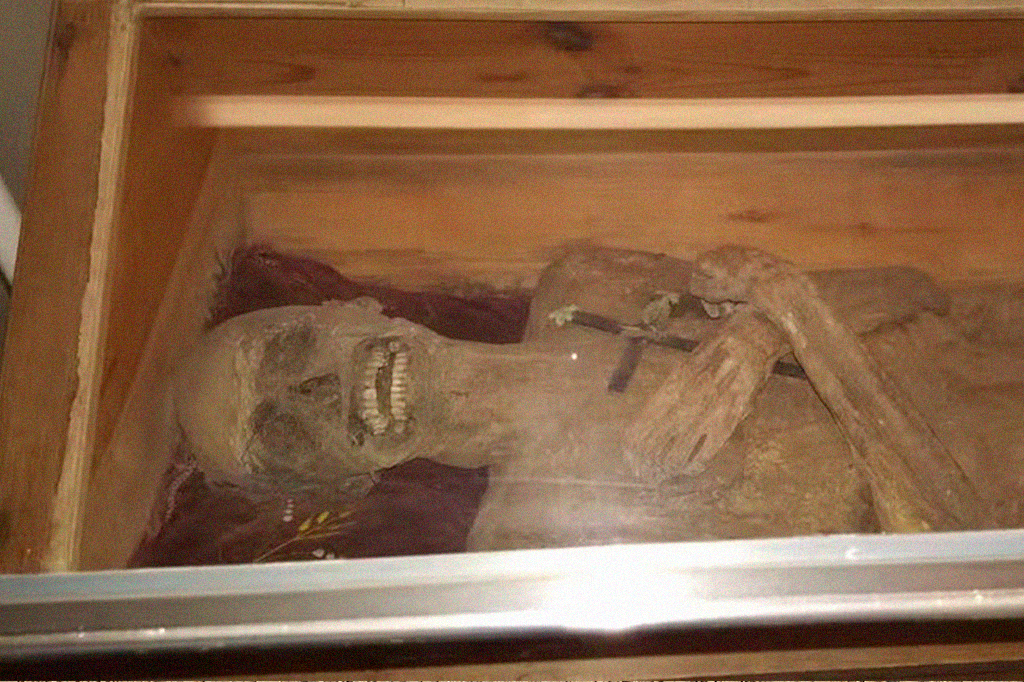 Descoberto como múmia de vigário se manteve preservada desde o século 18