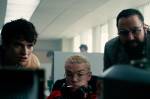 Fotografia do Will Poulter, Asim Chaudhry e Fionn Whitehead no filme Black Mirror: Bandersnatch (2018).