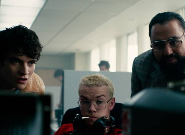 Fotografia do Will Poulter, Asim Chaudhry e Fionn Whitehead no filme Black Mirror: Bandersnatch (2018).