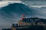 Fotografia das ondas gigantes de Nazaré.