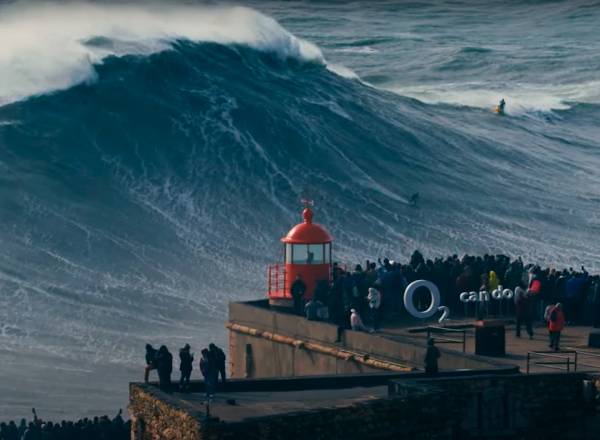 Fotografia das ondas gigantes de Nazaré.