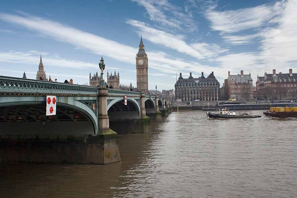 A lista de 10 mil pessoas esperando para vasculhar o rio Tâmisa