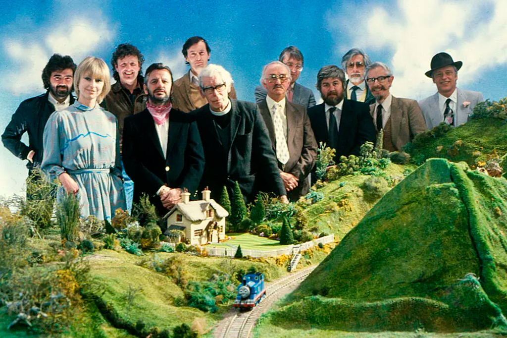 1705-Thomas-layout_site1 Fotografia dos Britt Allcroft, Wilbert Awdry, Ringo Starr e Christopher Awdry em Thomas e seus Amigos (1984).