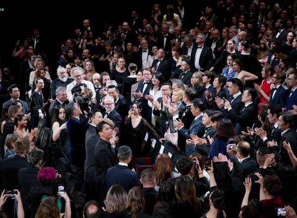 Fotografia de pessoas aplaudindo no festival de Cannes.