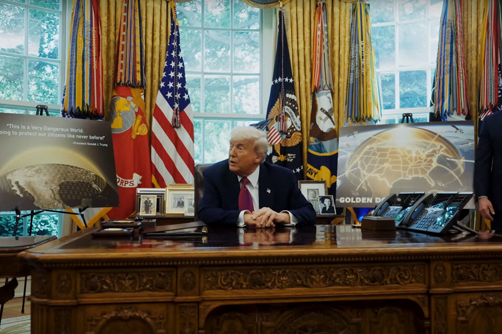 Fotografia do presidente Donald Trump revelando uma iniciativa de defesa chamada "Golden Dome".