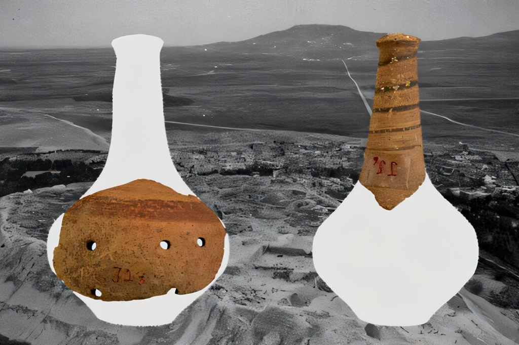 Fotografia dos exemplos de alças e corpos do conjunto de chocalhos de Hama sobrepostos ao contorno de um chocalho completo de Al-Zalaqiyat. Ao fundo, uma imagem do monte de Hama, 1936.
