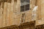 Fotografia da escada imóvel na saliência da entrada da Igreja do Santo Sepulcro.