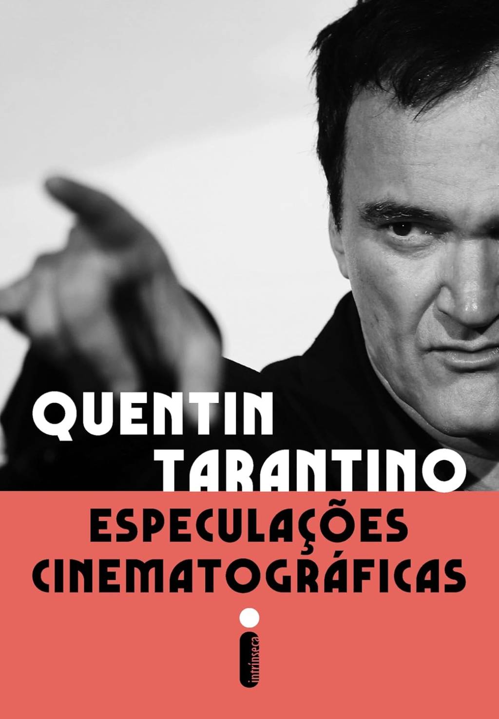 capa do livro Especulações cinematográficas, com um retrato em preto e branco do diretor Quentin Tarantino apontando para a esquerda