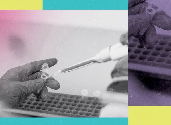Imagem de uma mão, usando luvas, aplicando material de laboratório numa ampola.