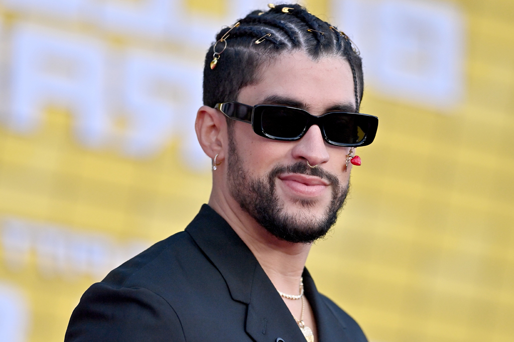 SI_475_Oráculo_Conexões_1 Imagem do cantor Bad Bunny, sorrindo, usando óculos escuros e vestindo terno preto.